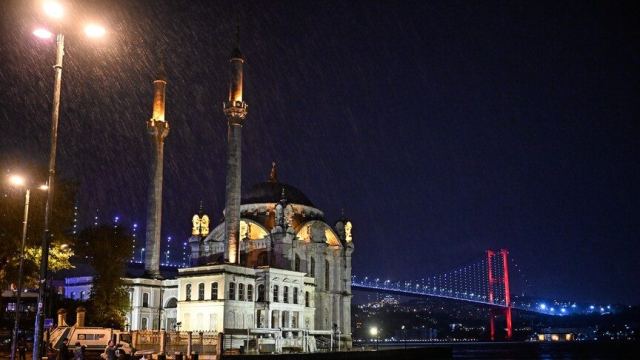 İstanbul'da Sağanak Yağış Bazı Bölgelerde Etkili Oldu