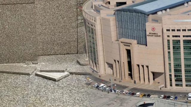 İstanbul Adliyesi'nde Avukatın Üzerine Duvar Kaplaması Düştü