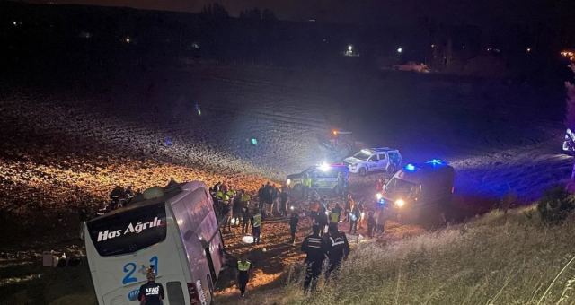 Amasya'da yolcu otobüsü devrildi, 24 kişi yaralandı
