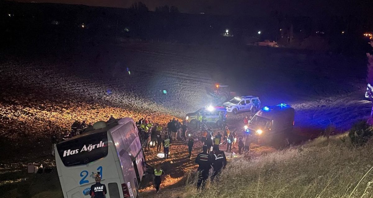 Amasya'da yolcu otobüsü devrildi, 24 kişi yaralandı