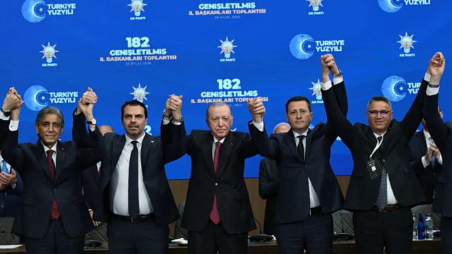 AK Parti'ye 9 Belediye Başkanı Katıldı, Rozetlerini Erdoğan Takti