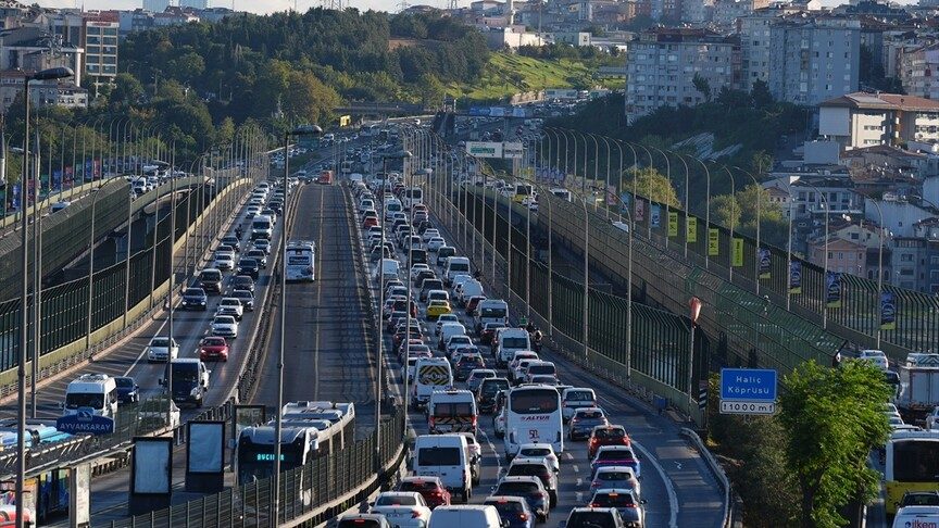İstanbul'da eğitim yılı başlangıcında trafik yoğunluğu yaşandı