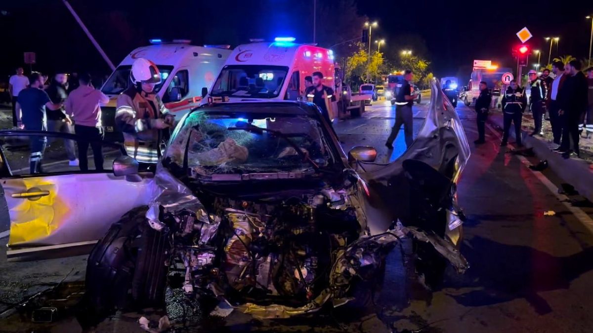 İstanbul'da kaza: İki otomobil çarpıştı, 11 yaralı