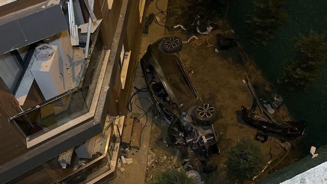 İstanbul Alibeyköy'de otomobil binaya çarparak bahçeye düştü