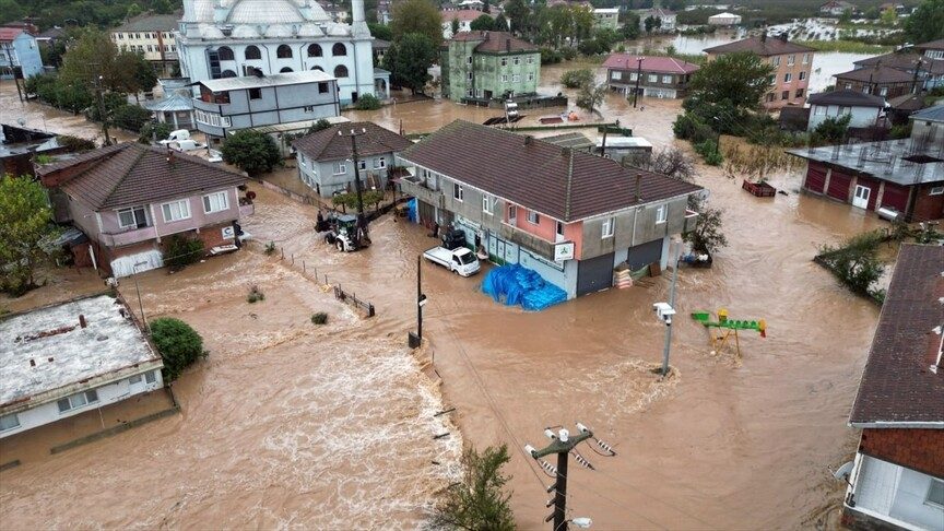 Sakarya'da Kuvvetli Yağış Ulaşımı Olumsuz Etkiledi