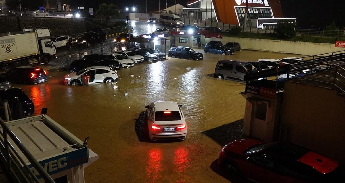 Trabzon'da sağanak yağış sokakları göle çevirdi
