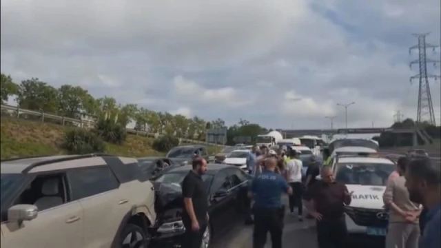 TEM Bağlantı Yolu'nda Zincirleme Kaza: 6 Araç Karıştı