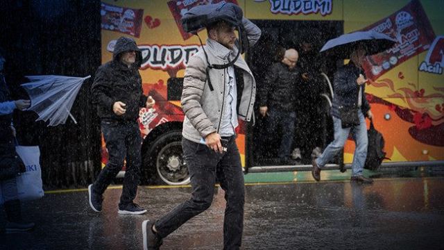 İstanbul'da sağanak yağış alt geçitleri ve evleri su bastı