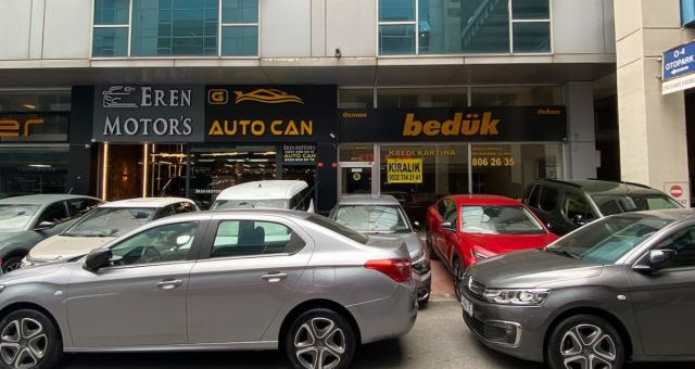 Bağcılar'da Esnaf Yüksek Maliyetler Nedeniyle İki Tabela Kullanıyor