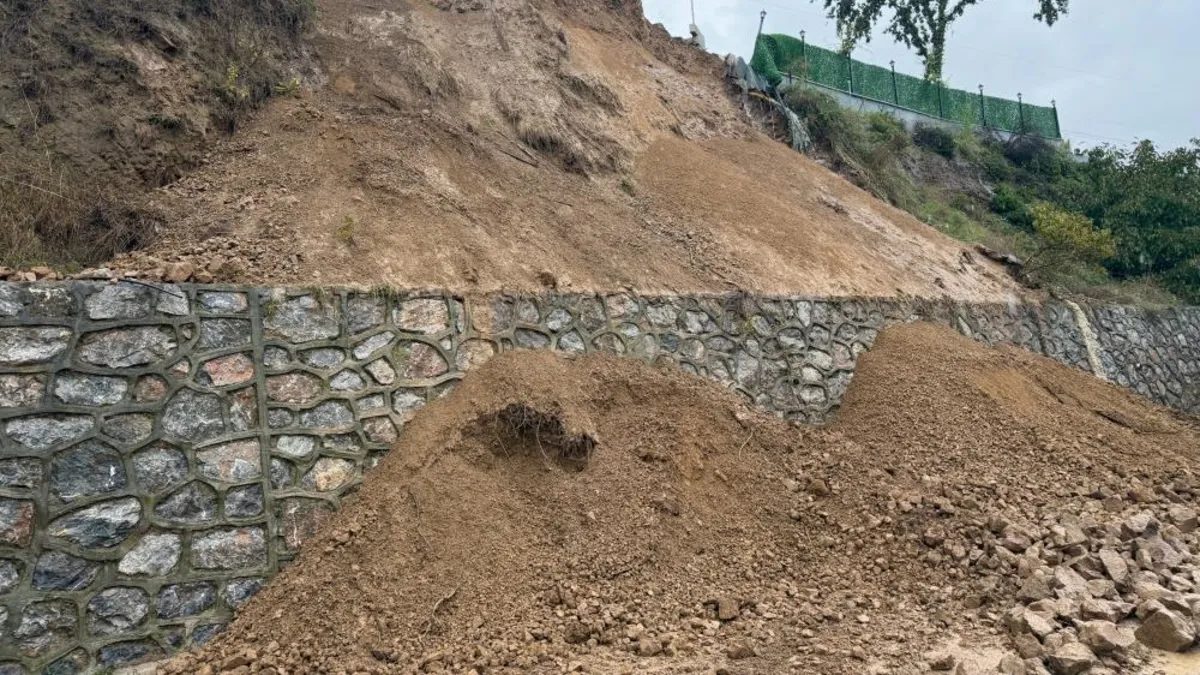 Sakarya'da Heyelan, D-100 Kara Yolunda Ulaşım Kontrollü Sağlanıyor