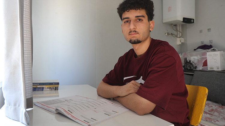 Hasan Akdeniz, konteynerde çalışarak tıp fakültesini kazandı
