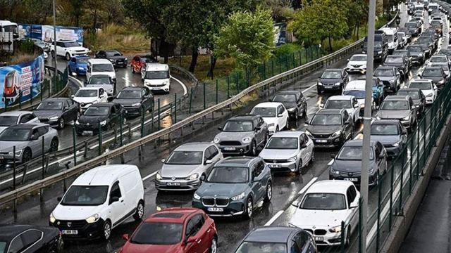 İstanbul'da yağmur trafiği etkiliyor