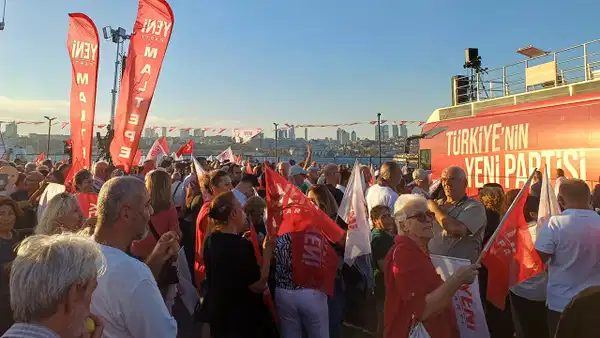 Üsküdar'da YENİ Parti Mitingi: Yurttaşlar İradelerine Sahip Çıkıyor