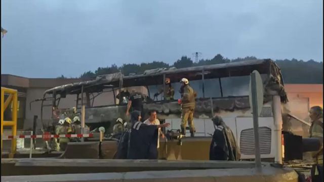 Kuzey Marmara Otoyolu'nda yolcu otobüsü gişelere çarptı
