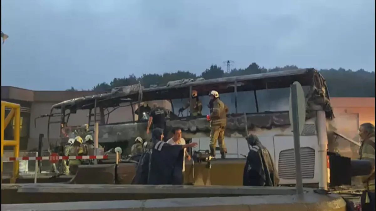 Kuzey Marmara Otoyolu'nda yolcu otobüsü gişelere çarptı