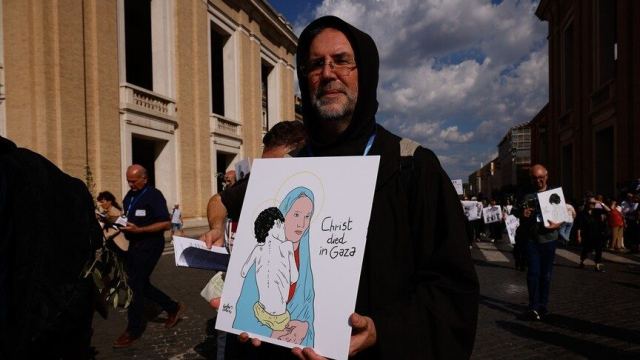 Rahipler Grubu Roma'da Filistinlilere Yönelik Soykırımı Protesto Etti