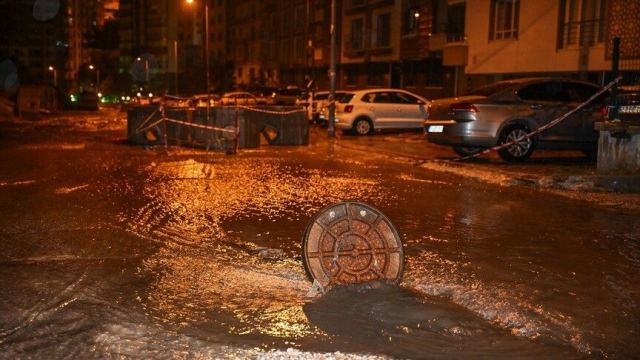 Ümraniye'de sağanak sonrası bazı binaları su bastı