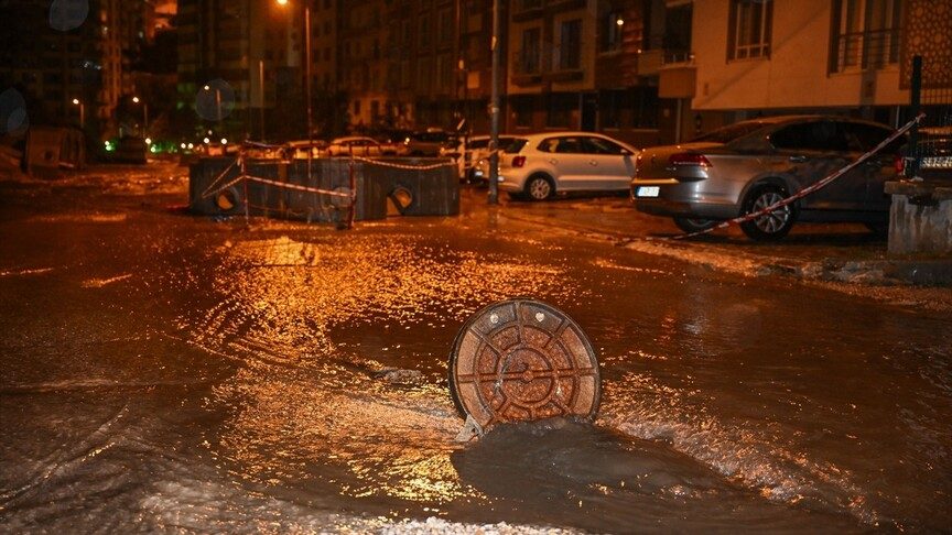 Ümraniye'de sağanak sonrası bazı binaları su bastı