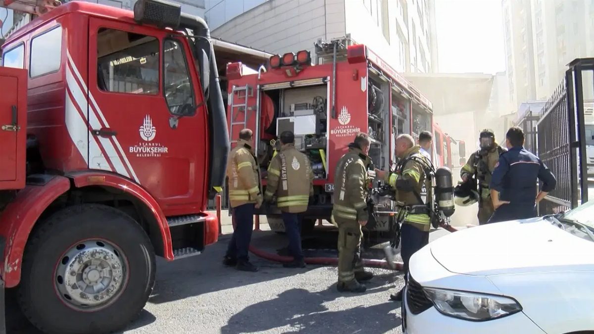 Küçükçekmece'de kapalı otoparkta yangın: Elektrikli araç yandı