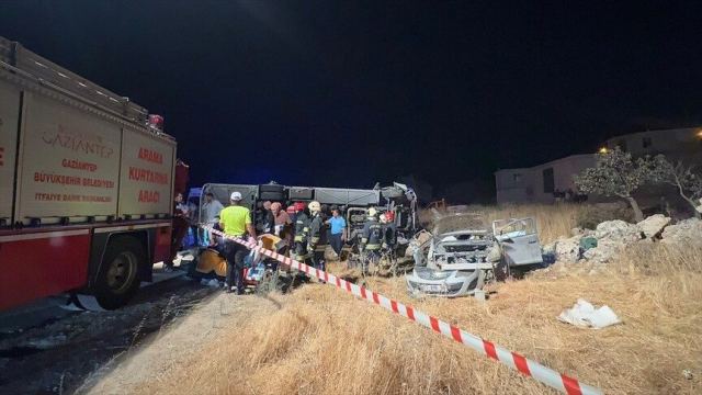 Gaziantep'te yolcu midibüsü ile otomobil çarpıştı