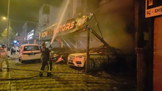 Kepez'de oto galeri kundaklayan 3 kişi yakalandı