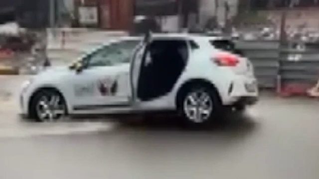 Sultanbeyli'de sağanak sonrası yol çöktü, otomobil devrilme tehlikesi geçirdi