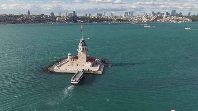 İstanbul Boğazı yağmur sonrası turkuaza büründü