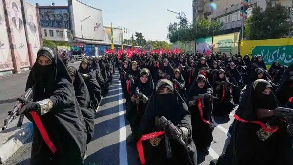 İran'da Dev Seferberlik: Yüz Binlerce Kişi Silah Altına Hazırlanıyor