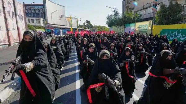 İran'da Dev Seferberlik: Yüz Binlerce Kişi Silah Altına Hazırlanıyor