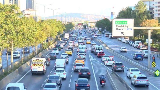 İstanbul'da yeni eğitim öğretim döneminin ilk günü trafik yoğunluğu oluştu