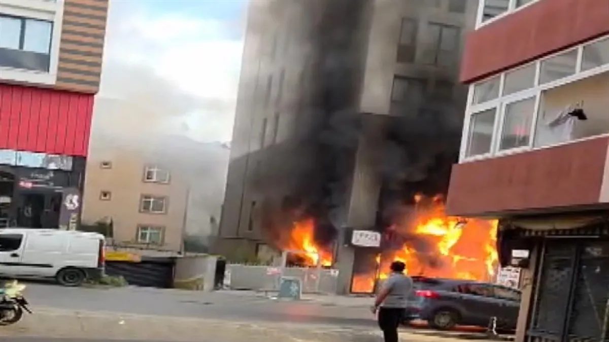 Pendik'te Ambalaj Dükkanında Yangın Kontrol Altına Alındı