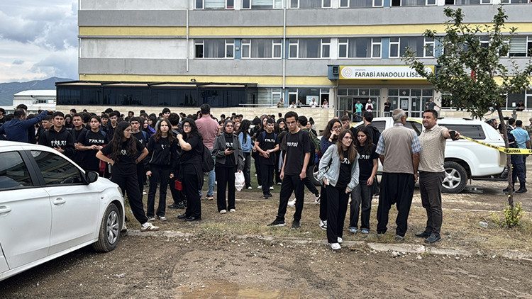 Çardak'ta Öğretmen Mehmet Bilgili Yeğeni Tarafından Vuruldu