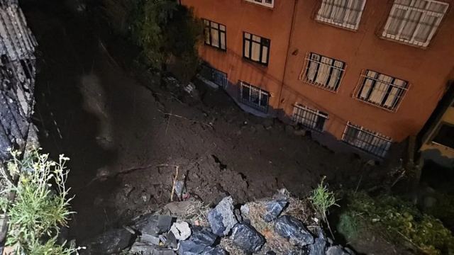 Eyüpsultan'da toprak kayması nedeniyle 25 kişi tahliye edildi