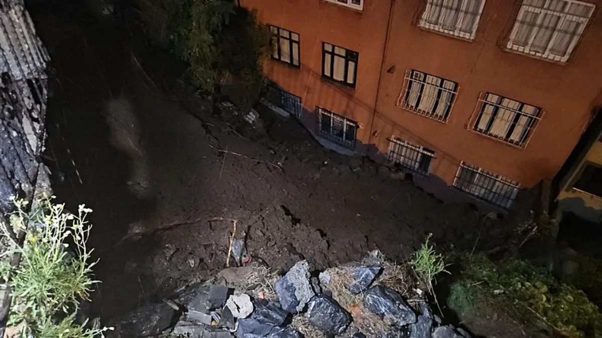 Eyüpsultan'da toprak kayması nedeniyle 25 kişi tahliye edildi
