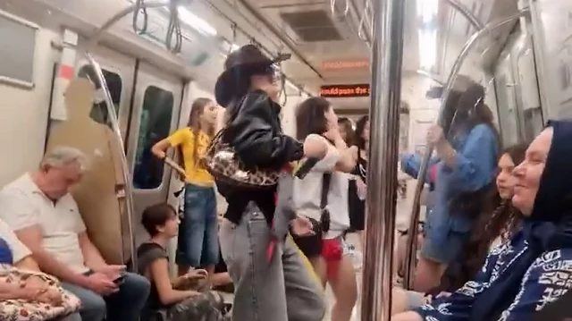 İstanbul'da Crush konseri sonrası çocuklar metroda dans etti
