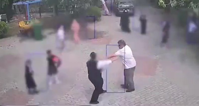 Cami Avlusunda İmam ile Müezzin Arasında Tansiyon Yükseldi