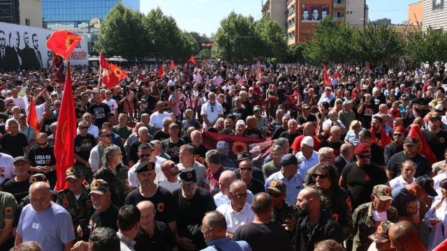 Kosova'da UÇK komutanlarının hapis cezasına protesto devam ediyor