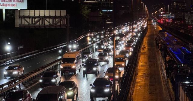 İstanbul'da akşam saatlerinde trafik yoğunluğu artıyor