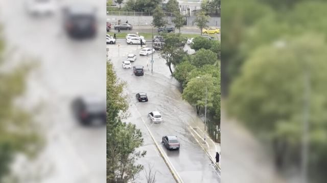 İstanbul'da sağanak yağış hayatı olumsuz etkiledi