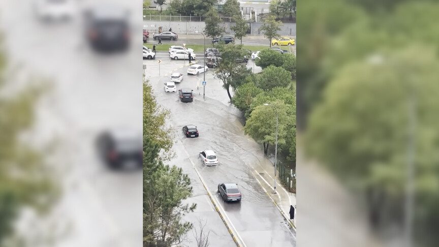 İstanbul'da sağanak yağış hayatı olumsuz etkiledi