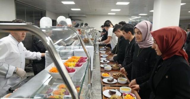 Ümraniye'de Üniversite Öğrencilerine Ücretsiz Akşam Yemeği