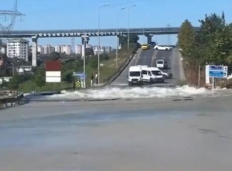 Başakşehir'de Su Borusu Patladı: Cadde Göl Haline Geldi