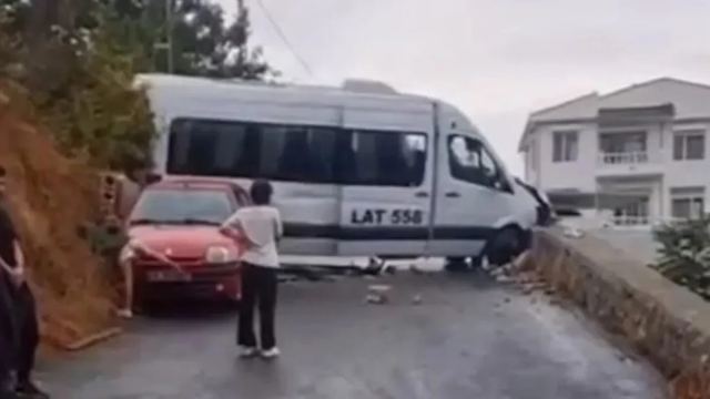 Sarıyer'de okul servisi duvara çarptı, 1 kişi yaralandı