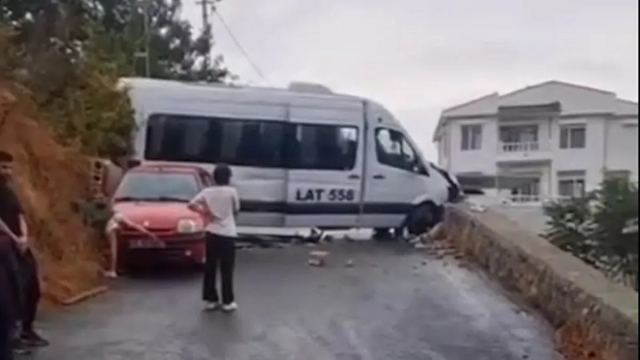 Sarıyer'de okul servisi duvara çarptı, şoför yaralandı