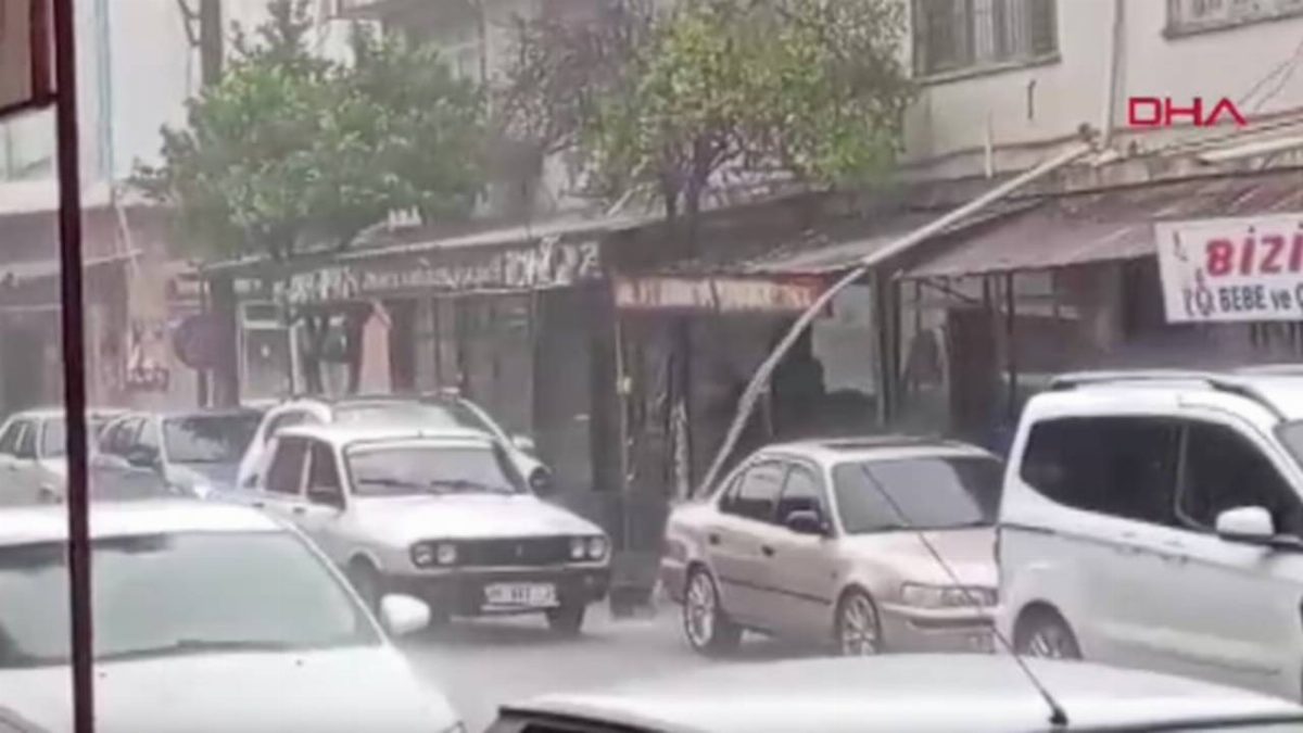 Adana'da Sağanak Yağış, Ev ve İşyeri Su Baskınlarına Neden Oldu