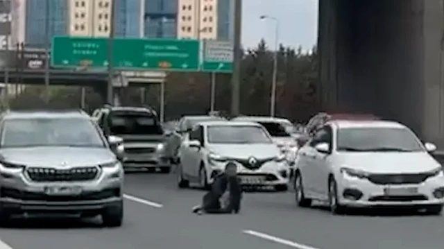 Bağcılar'da TEM Otoyolu'nda oturan şahsı sürücüler kurtardı