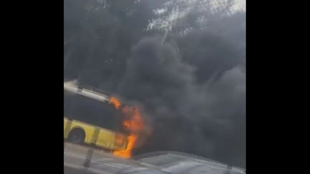 Bakırköy'de İETT otobüsü motor kısmında yangın çıktı
