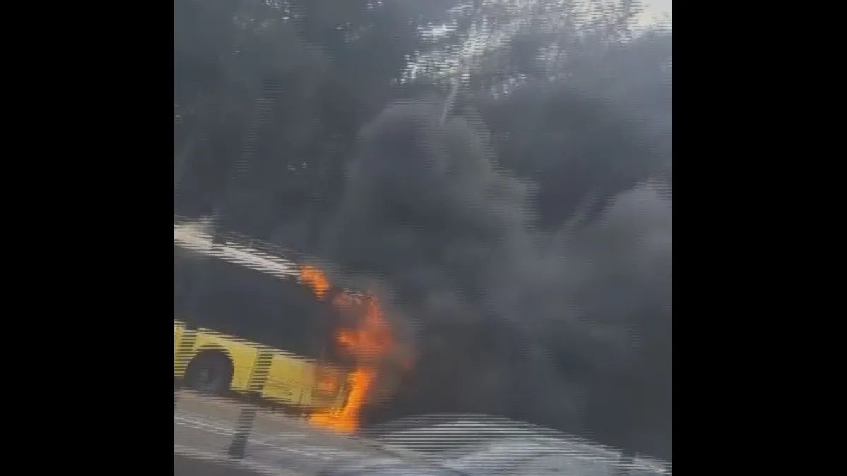 Bakırköy'de İETT otobüsü motor kısmında yangın çıktı