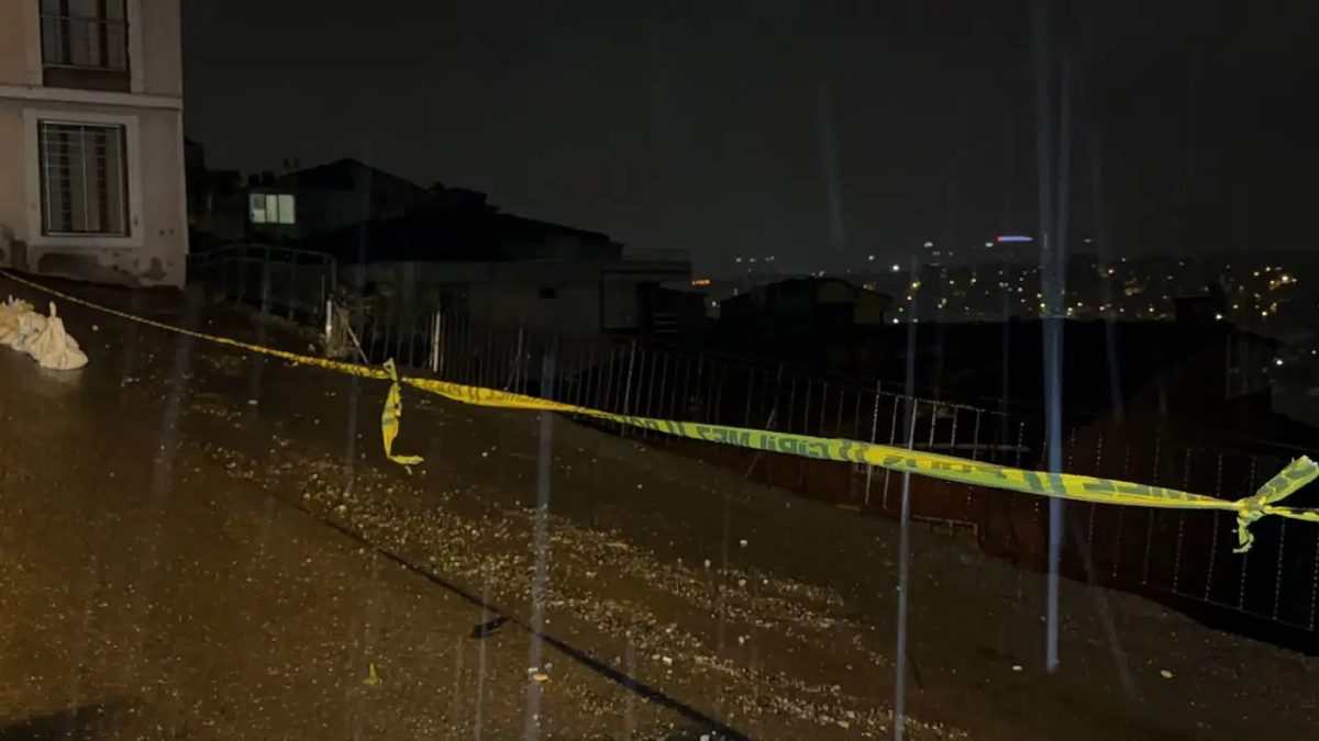 İstanbul Eyüpsultan'da sağanak sonrası toprak kayması yaşandı
