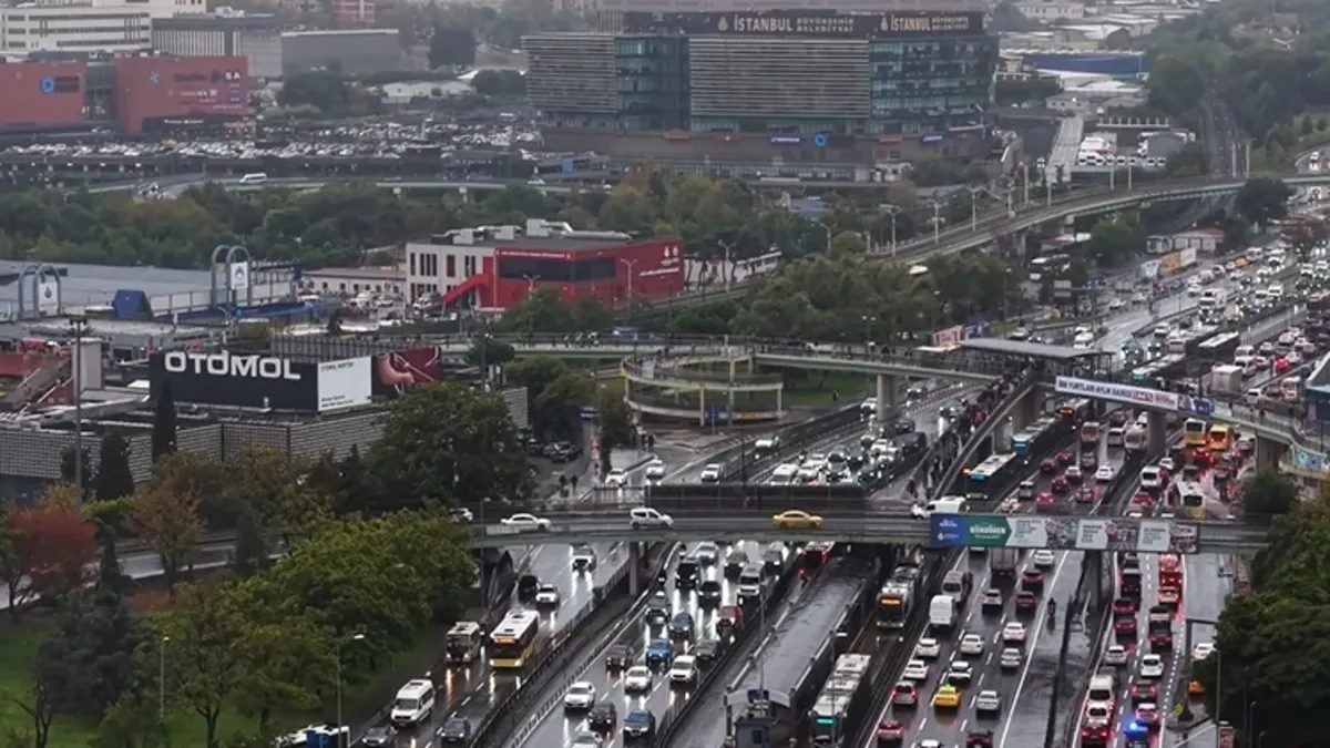 İstanbul'da Trafik Yoğunluğu Yağmurla Arttı
